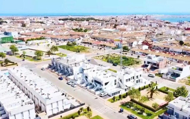 Luxury Apartment - Rooftop Terrace, Pool & nearby beach