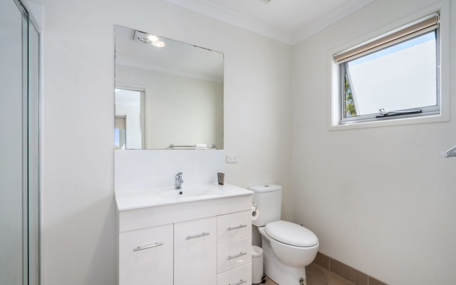 Relaxed 2br, 2bth Apartment With Balcony & Parking – Bathroom – Gungahlin