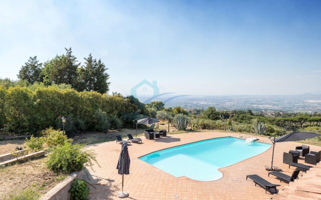 New Refined Villa Rayskaya In Monte Compatri