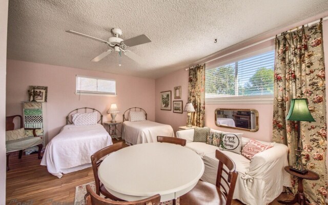 Binky's Nest 1 Bedroom Home by RedAwning