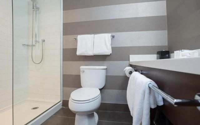 Stage West All-Suite Hotel & Theatre Restaurant