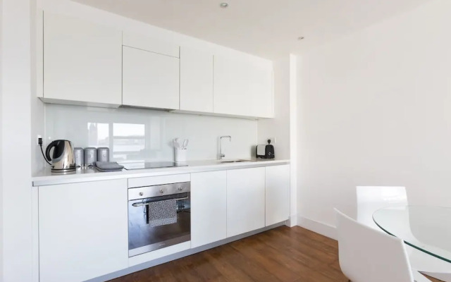 Luxury 2-bed Flat, Parking and Close to the Tube