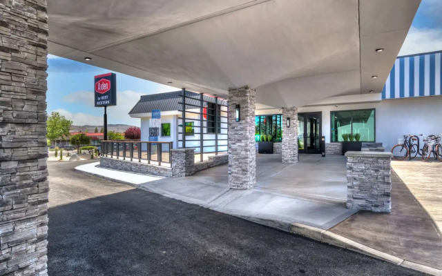 Super 8 by Wyndham Meadow Wood Courtyard