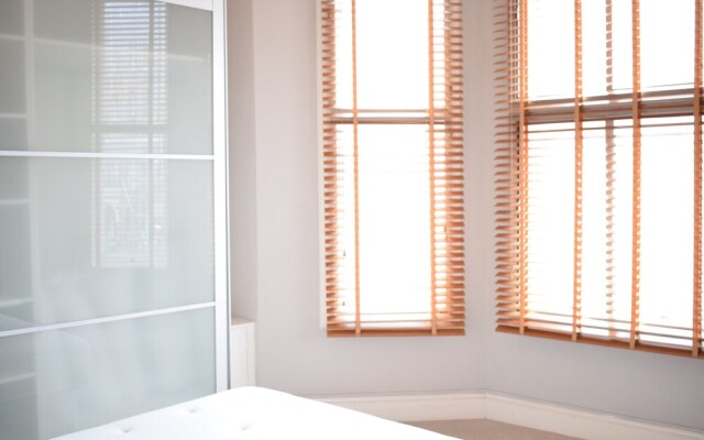 2 Bedroom Apartment With Balcony in Earls Court