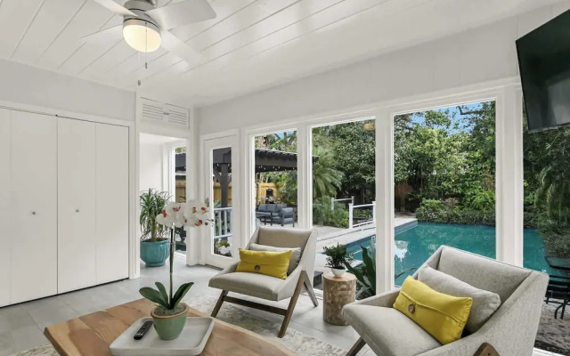 Pool House Oasis - Home for 6