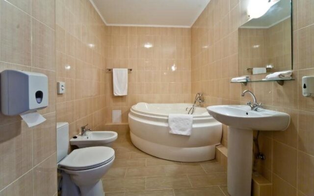 Kapu$ta Hotel