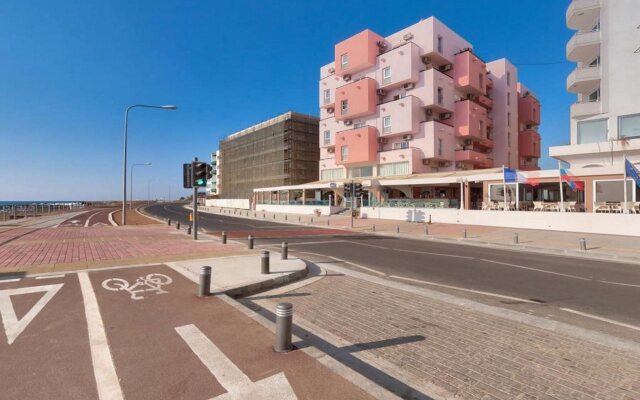 Mackenzie Beach Hotel & Apartments