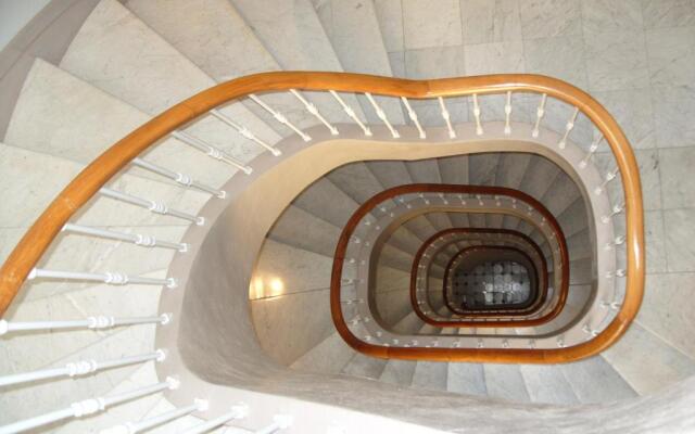 Golden Triangle 2Br/2Ba