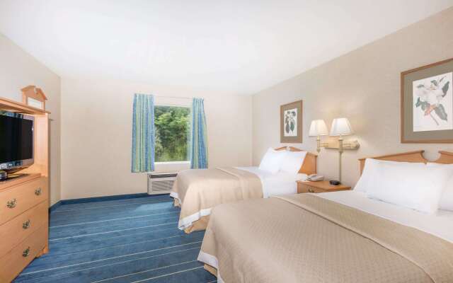 Days Inn & Suites by Wyndham Bridgeport - Clarksburg