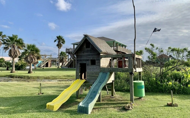 1931 Avenue F House by RedAwning