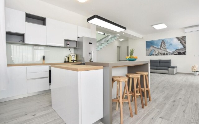 Nice Home in Kucine with WiFi, 4 Bedrooms & Hot Tub