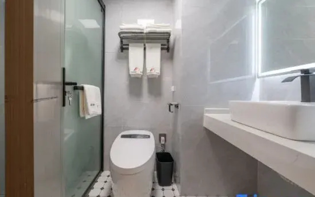 Qiuwang Hotel (Shanghai Caobao Road Subway Station Branch)