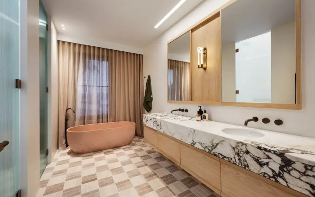 Blanc de Noir Luxe Grandeur Heated Pool and Spa