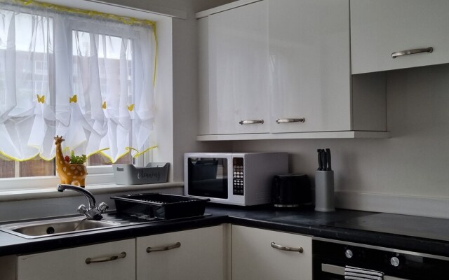 Charming 3-bed House in Leigh Siddow Common
