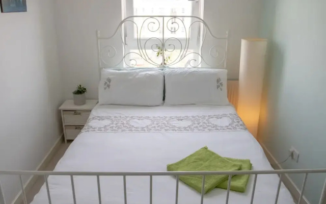 2 Bedroom Flat With Views of Castle