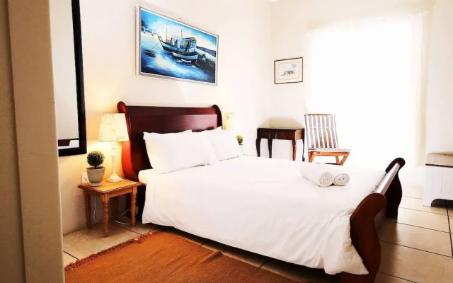The Pelican - Stunning 3-bedroom Holiday Home in Langebaan