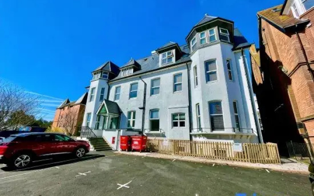 Romantic King Apt w/ Sea View, Free Gym & Parking