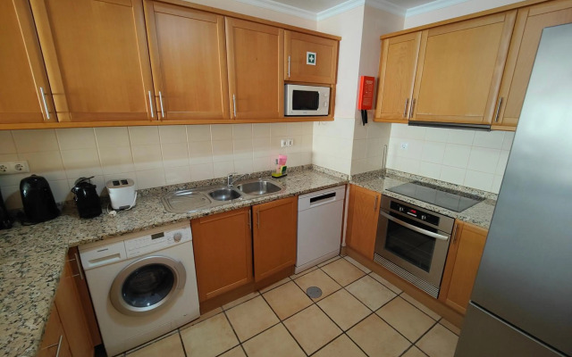 By the Beach & Pool Apartment