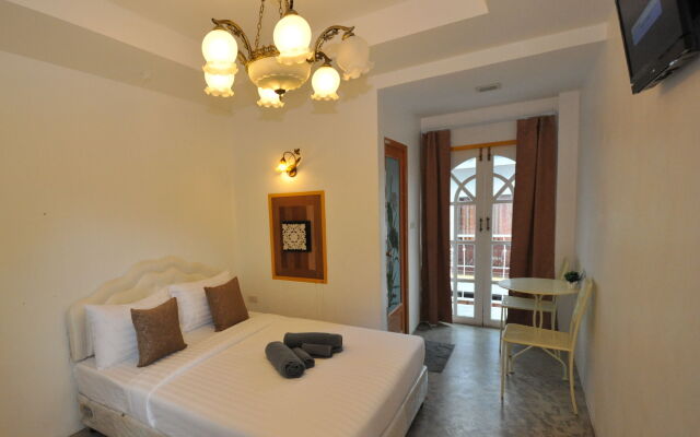 Side Walk Boutique Hotel