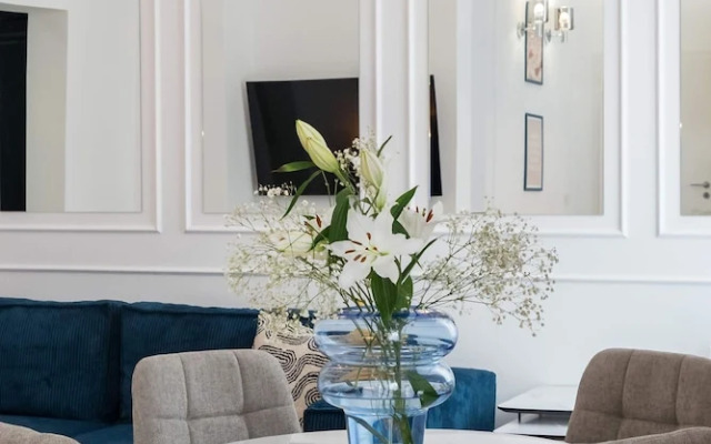 Gorgeous & Bright 2BR Condos - Steps From Old Town