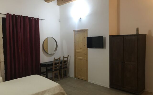 Decadracma rooms