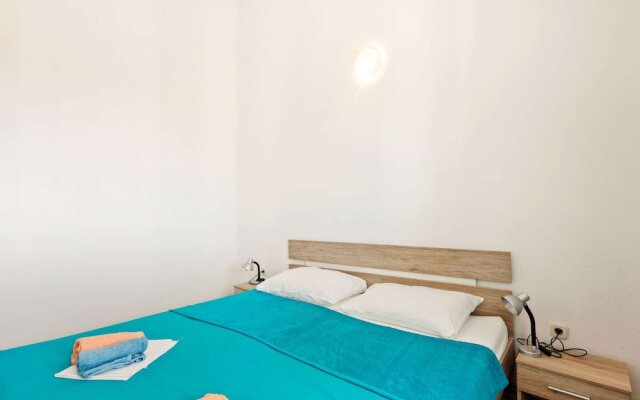 Snug Apartment in Vir near Sea
