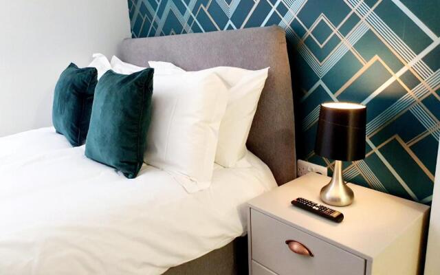 Modern Town Centre Studio Close to Beach