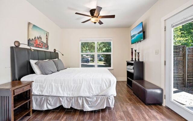 Screened-in Porch Walkable to Soco