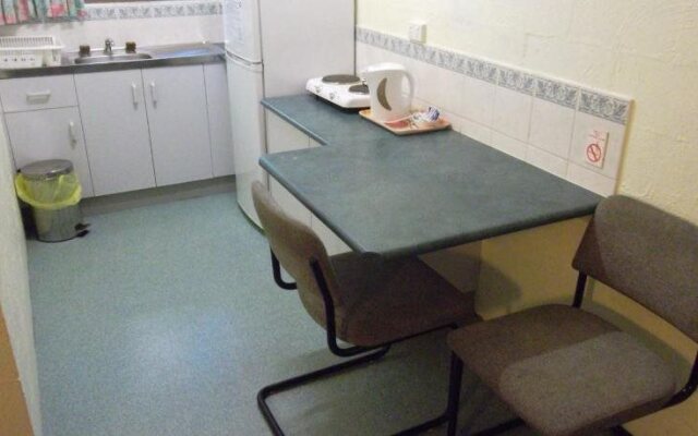 Kinka Palms Beachfront Apartments / Motel