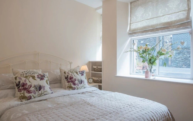 Cozy 1BR Apartment Central Ambleside With Parking