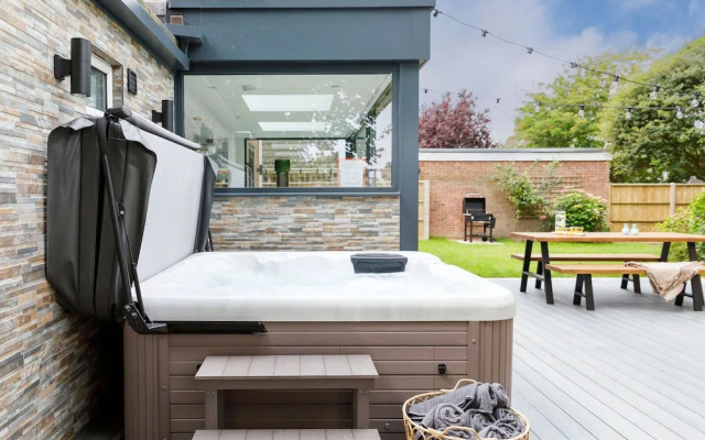 Coastal Retreat for 10 With Hot Tub