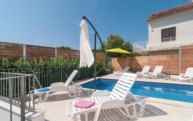 Beautiful Home in Milna With Wifi and 4 Bedrooms