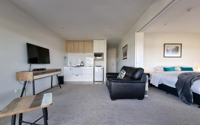 Fabulous Milford 1BR With Views & SkyTV