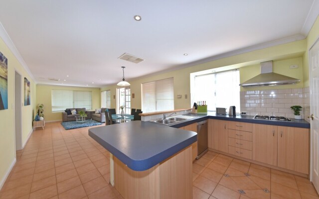 Redcliff Home Close to City & Airport