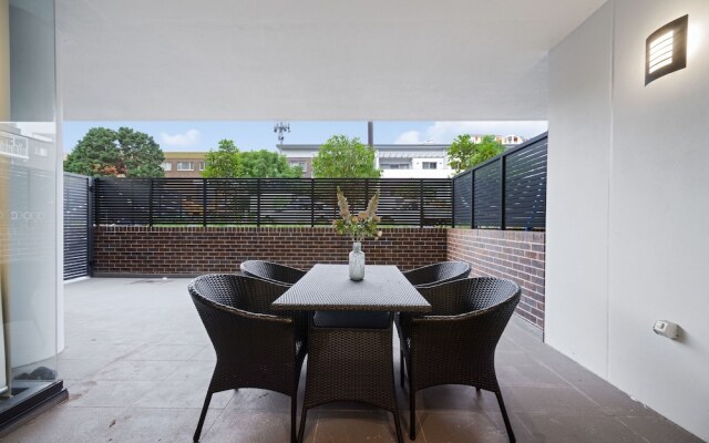 Peaceful Water Side Retreat with Huge Courtyard