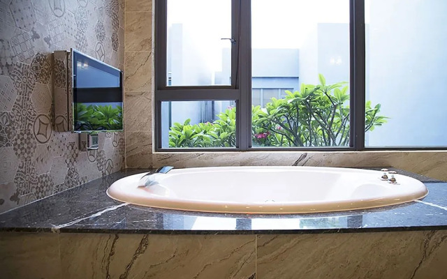 Royal Group Motel Feng Shan Branch