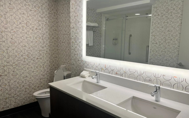 Holiday Inn Toronto Airport East by IHG