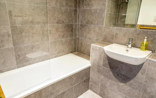 Attractive 2 Bedroom Penthouse with free Parking