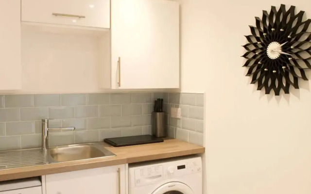 Beautiful 1 Bedroom Apartment On Broughton Street