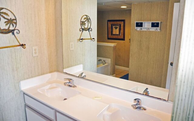 Verandas 305 3 Br condo by RedAwning