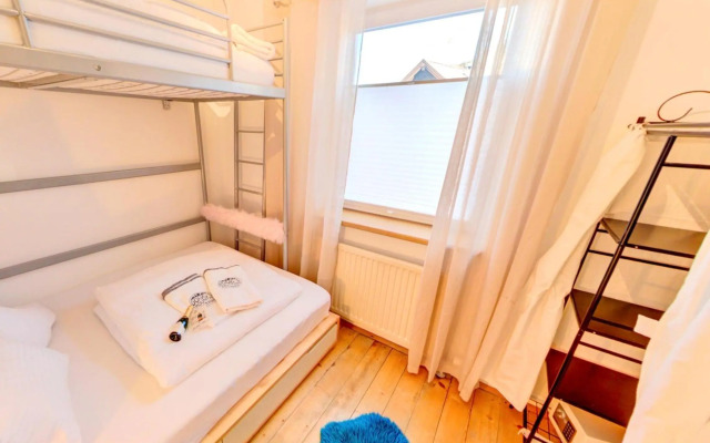 DMG - 'Funky First Floor' Unique Mountain Apartment