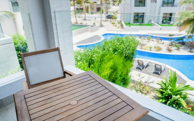 Chic Pool-view Studio With Balcony
