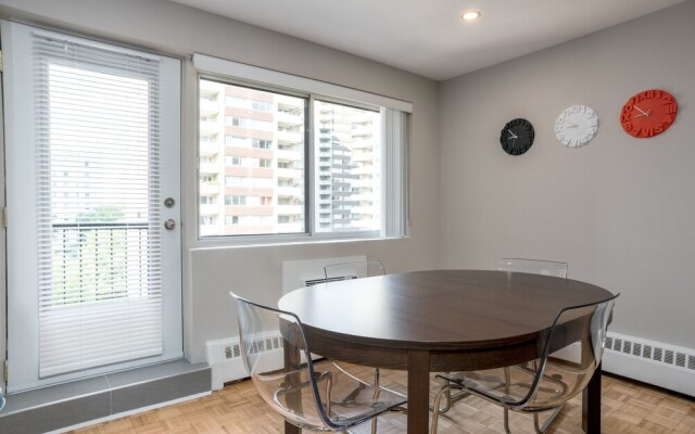 Bold Downtown Montréal Suites by Sonder