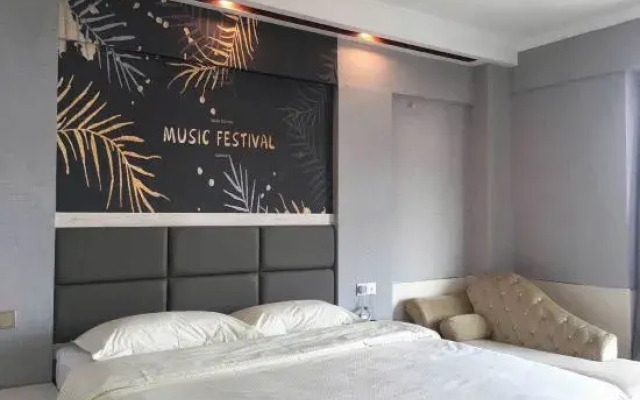 Yuefeng Hotel (Maoming Dianbai West Lake Park)