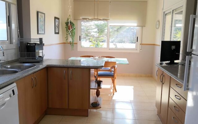 Villa familiar buhardilla piscina y BBQ