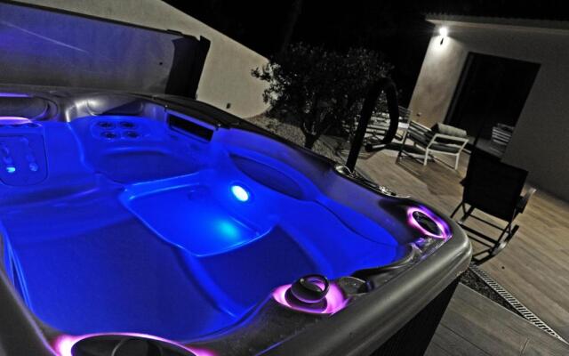 Villa-jacuzzi-1chb-jardin-10minsAixEnPce-QuartierChic