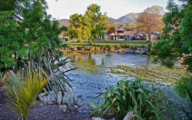 Riverside Villa - in the City by the River!