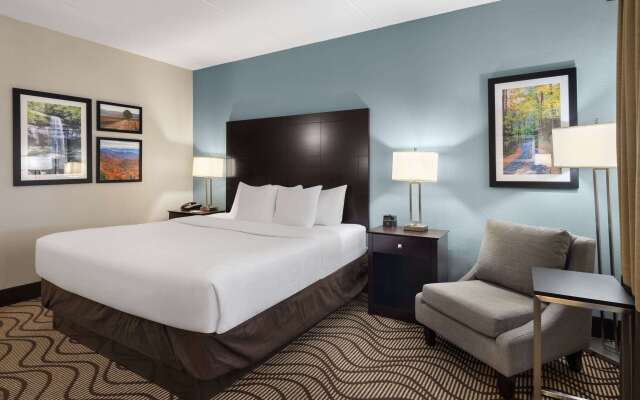 La Quinta Inn & Suites by Wyndham Knoxville Airport