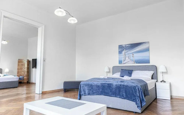2BR Apartment Steps From AKH Center