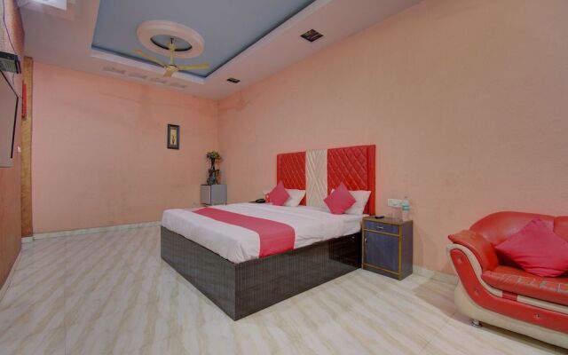 OYO 19830 Hotel Lucky Star